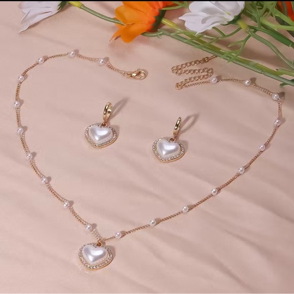 Heart Shape Faux Pearls Set With Pendant Necklace & Drop Earrings Rhinestones - Picture 2 of 2